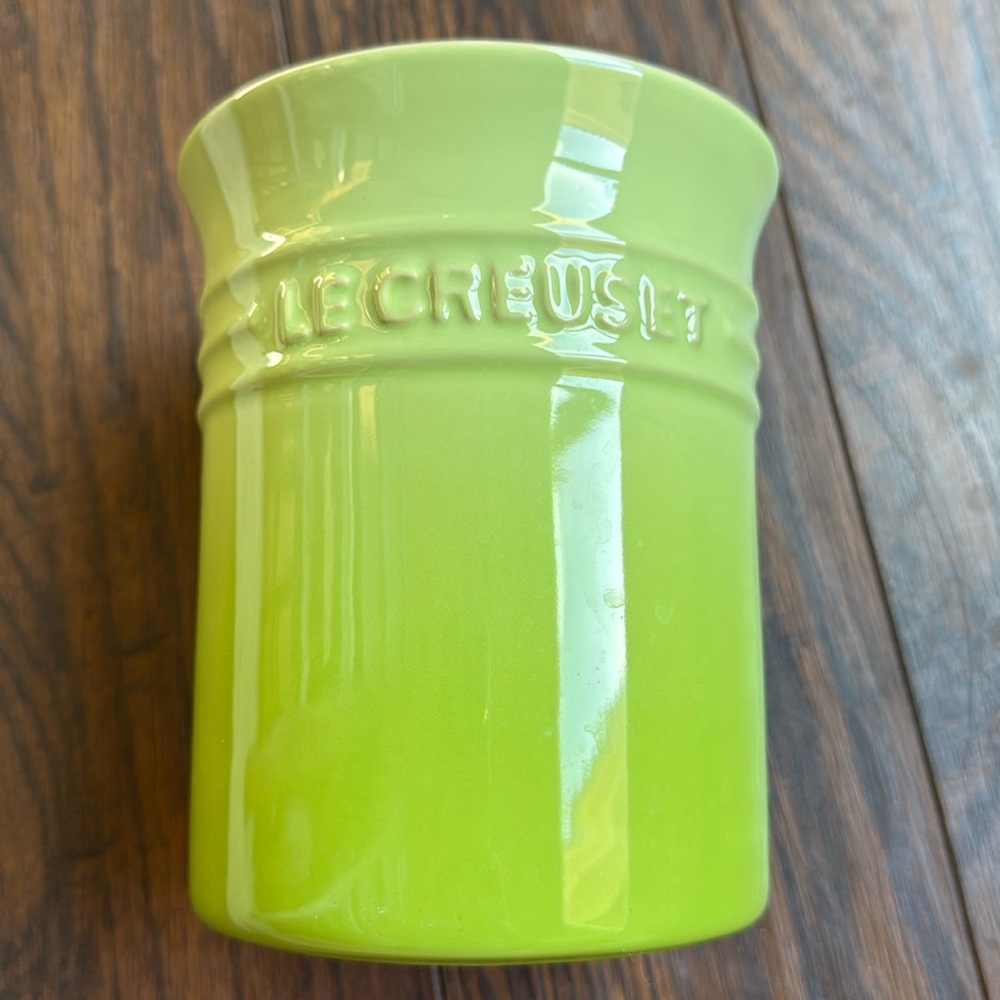 NEW Le Creuset Stoneware 1 Liter Utensil Crock Holder Kiwi Green 6 inches tall